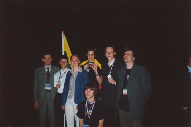 Asmeninė nuotr./Su medaliais tarptautinėje chemijos olimpiadoje Olandijoje 2002 m.