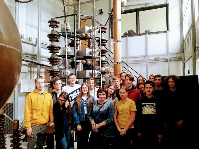 Asmeninė nuotr./Fizikos mokytoja R.Miliajeva su mokiniais KTU Aukštųjų įtampų laboratorijoje