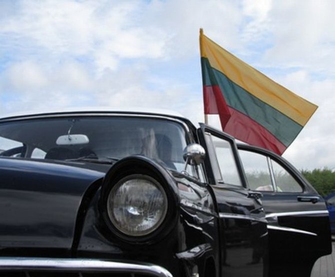 Raimundo Žvinakevičiaus nuotr./Klubo ir Seimo nario Antano Nedzinsko "Ford Customline" (1956 m. laidos). 