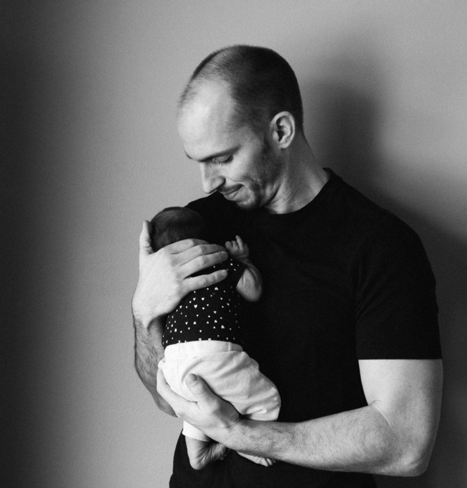 Kelly Sikkema / Unsplash nuotr./Tėtis ir kūdikis