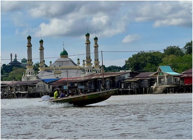Vaidos Samuolytės / Tinklaraščio „Po kelionės“ nuotr./Kampong Ayer kaimą ant vandens galima pasiekti laivu, kaina – 1 vietos doleris.