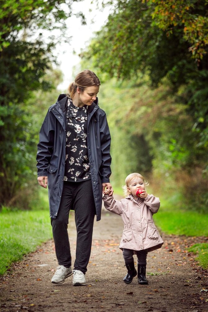 Pexels.com nuotr./Mama ir vaikas lauke