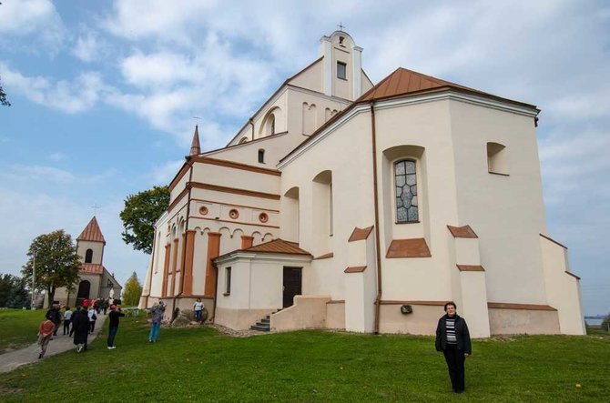 Vilmanto Dunderio nuotr./Programoje archeologinių radinių Simno bažnyčios teritorijoje paroda ir ekskursija po bažnyčią