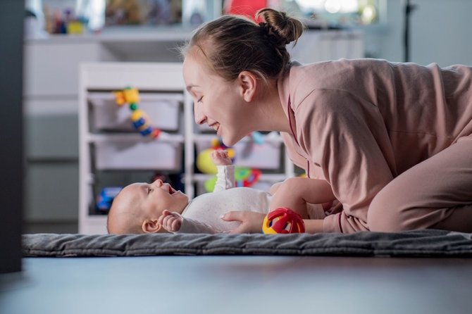 Shutterstock nuotr./Mama kalbina kūdikį