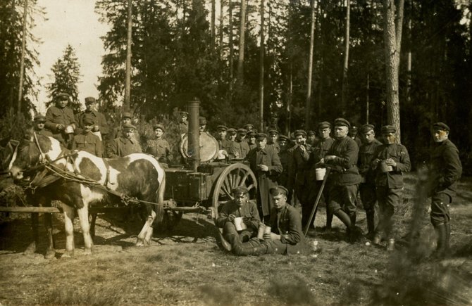 Vytauto Didžiojo karo muziejaus rinkinių nuotr./Lietuvos kariuomenės Inžinerinės kuopos būrio pietūs Prienų miške, 1920 m.