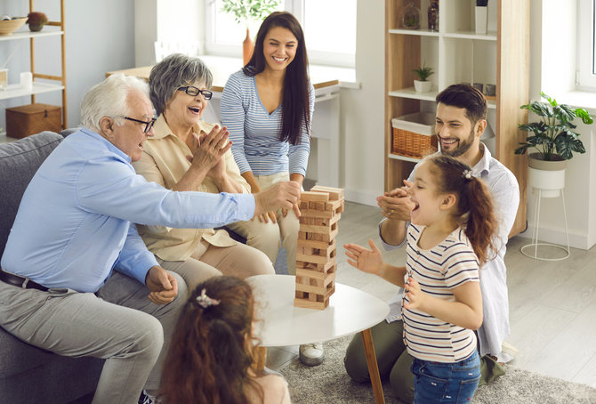 Shutterstock nuotr./Šeima žaidžia kartu