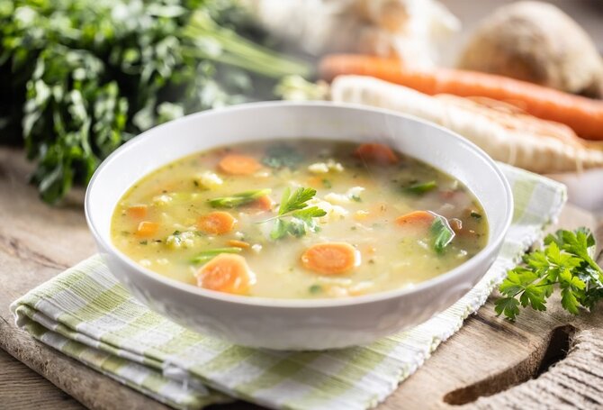 Shutterstock nuotr./Vištienos sriuba su salierais