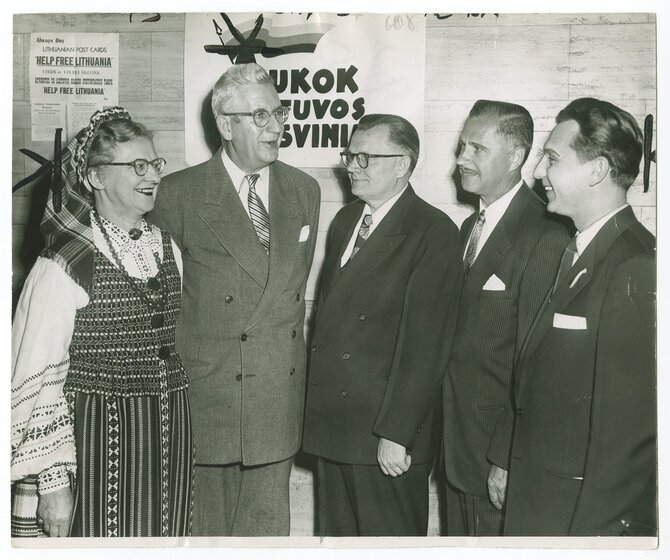 VDU nuotr./JAV lietuviai mini Lietuvos Nepriklausomybes diena 1954-02-15 (iš kairės į dešinę stovi Peter Dauzvardis, Paul Douglas, Leonard Simutis, Anthony Rudis, Alfonse F. Wells)
