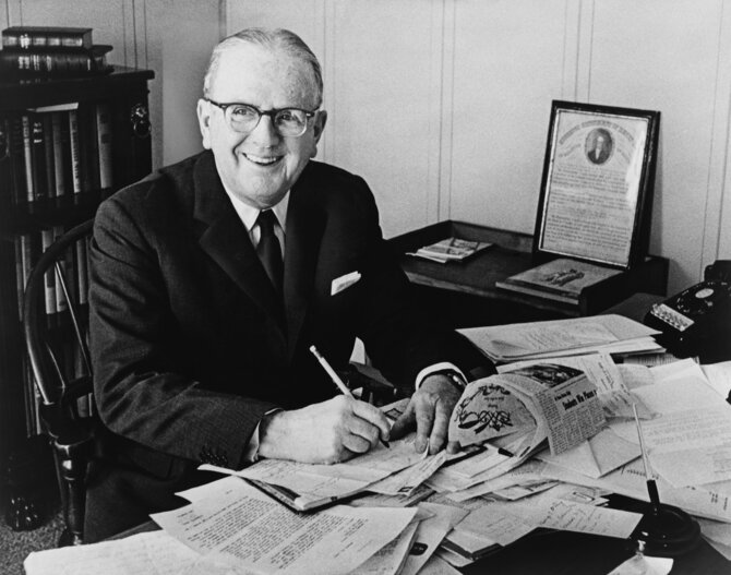 Vida Press nuotr./Pastorius, knygos autorius N.V.Peale'as (1960 m.)
