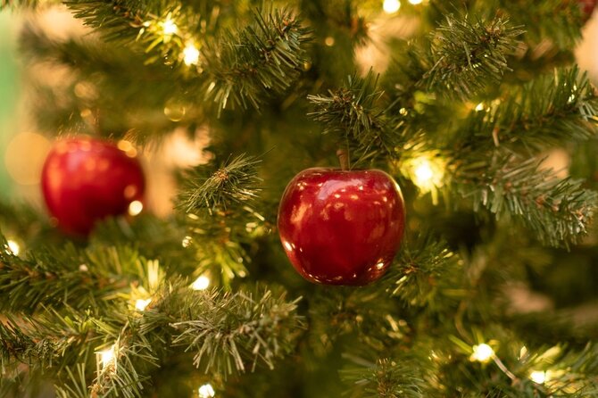 Shutterstock nuotr./Kalėdiniai žaisliukai – obuoliukai
