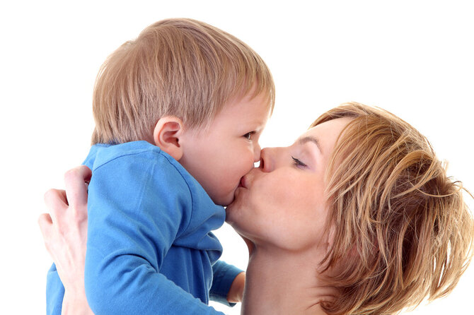 Shutterstock nuotr./Mama bučiuoja vaiką