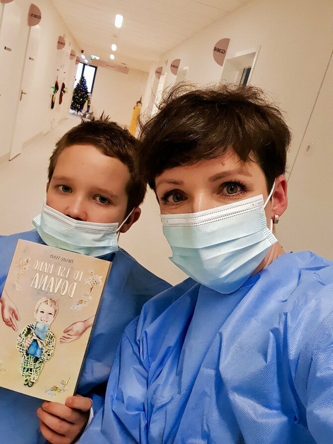 Asmeninė nuotr./Birutė Wish su sūnumi Jokūbu ir savo knyga