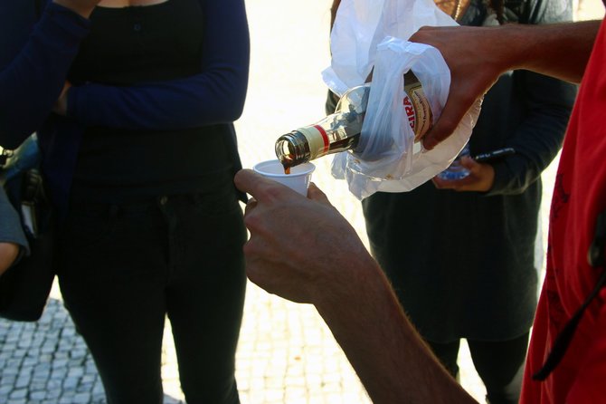 Tradicinis portugališkas gėrimas ginjinha.