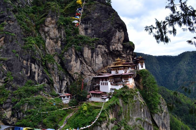Vienas žymiausių Butano vienuolynų Paro Takcangas, ant skardžio pakibęs 3120 metrų aukštyje, primena pasakų pilį.