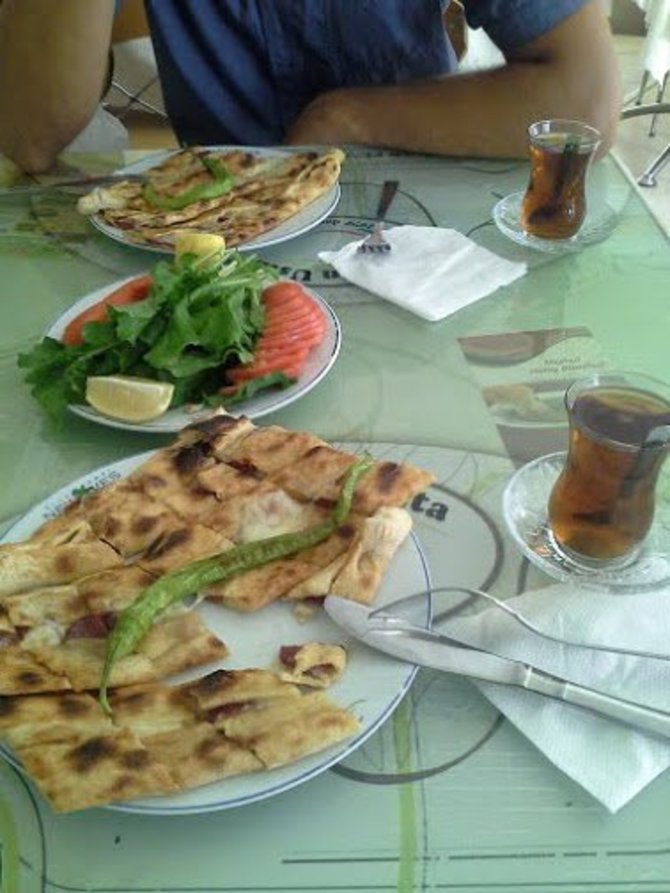 Pietums – turkiška pica, vadinama „pide“.
