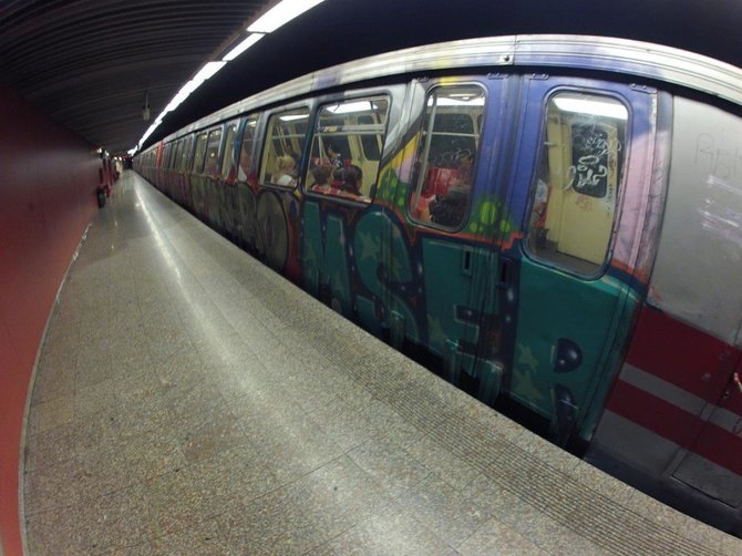 Bukarešto metro, išpieštas grafičiais