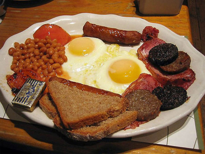 F.Metharo nuotr./Anglija. Pilnas angliškų pusryčių paketas: kiauliena, kiaušiniai, pakepinti pomidorai, grybai, duona, juodas pudingas ir keptos bulvės. Ir, žinoma, puodelis arbatos