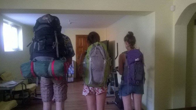 Vaikino, kuris keliauja po Balkanus neapibrėžtą laiką, ir panelių, Bulgarijoje praleidusių 2 savaites, kuprinių skirtumai