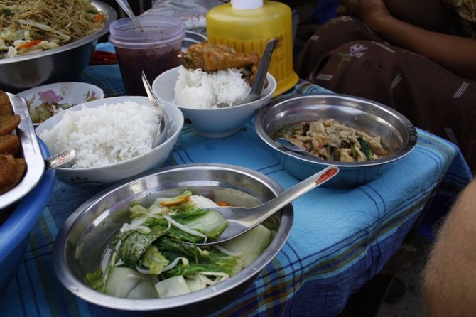 Ž.Nečejauskaitės nuotr./Pietūs viename iš Mandalay miesto skersgatvių