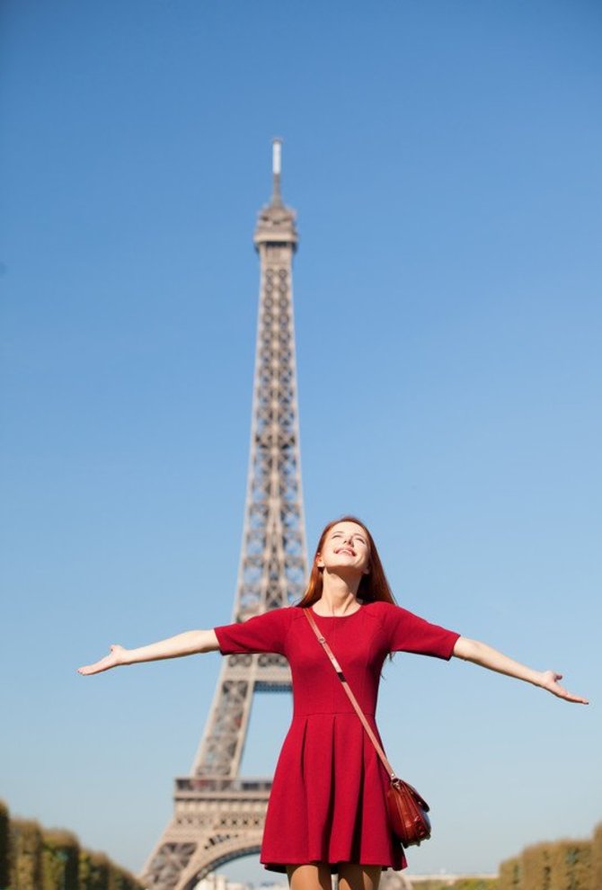 Skrendu.lt nuotr./Turistė prie Paryžiaus simbolio Eifelio bokšto