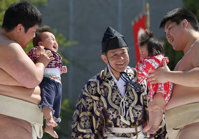 Verkiantys kūdikiai Japonijoje simbolizuoja, kad vaikai sveiki