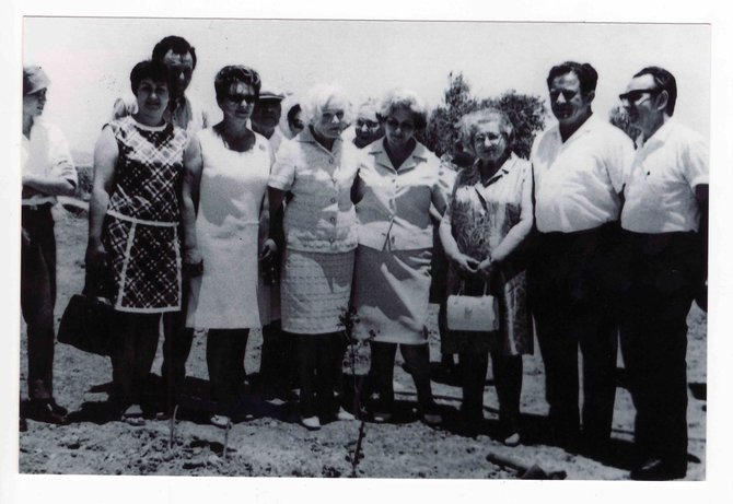 Igos Makutėnienės močiutė Sofija (trečia iš kairės) su II Pasaulinio karo metu išgelbėtais žydais