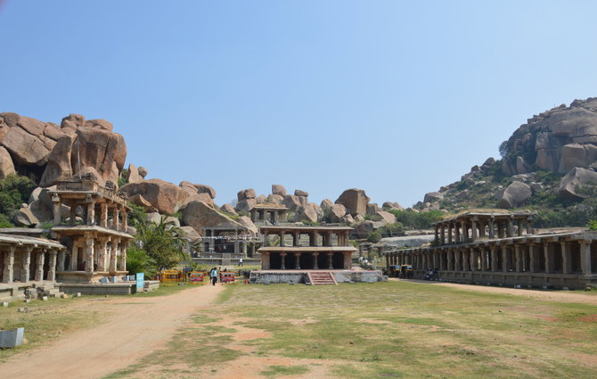 Turistai į Hampi plūsta aplankyti daugybės išlikusių hinduistų šventyklų ir unikalios gamtos: miestas ir jo apylinkės apsuptas didžiulių uolų ir riedulių. 