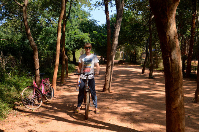 Po Aurovilį važinėjome senutėliais dviračiais