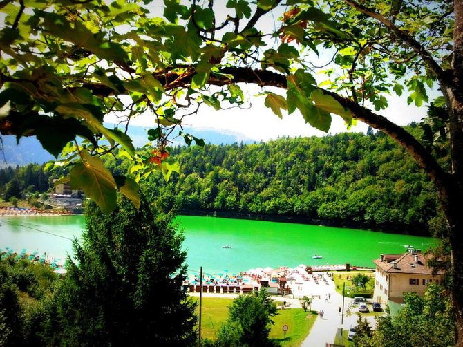 Folgarija pilna ežerų. Vienas jų – smaragdinis Leviko ežeras.