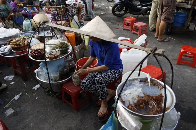 Živilės Nečejauskaitės nuotr./Vietnamo gatvės prekeiviai