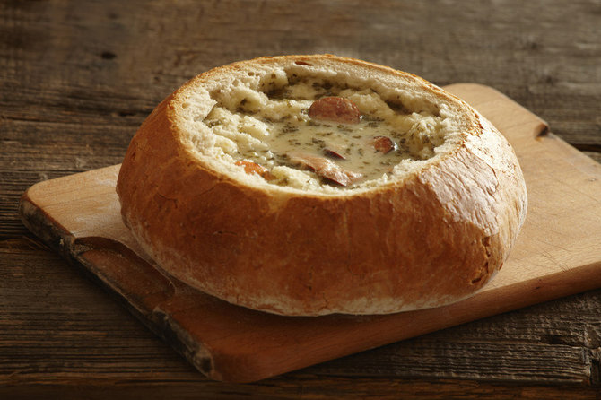 Tradicinė lenkiška sriuba duonos kepale