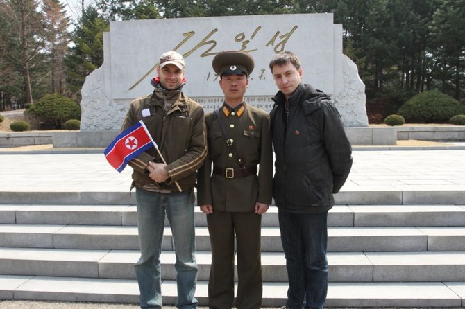 Asmeninio albumo nuotr./Šiaurės Korėjos kareivis prie sienos su Pietų Korėja