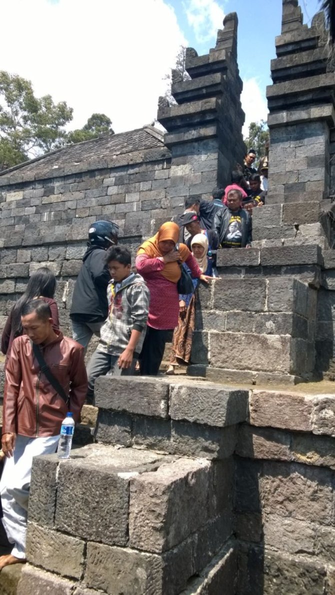 V.Panovaitės nuotr./Sekmadienį indoneziečiai lanko šventyklas – tadien lankymas jiems nemokamas