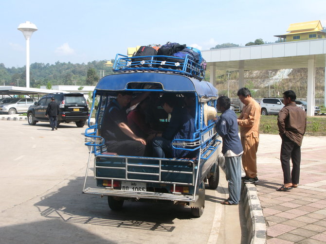 Tuktukas, prikimštas keliautojų, prie Laoso sienos
