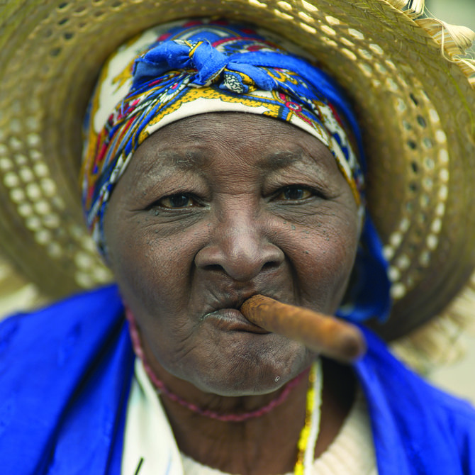 „Novaturas“ nuotr./Kubietė, rūkanti cigarą