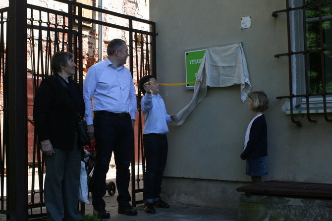 Prano Majausko nuotr./Atidengiama atminimo lenta