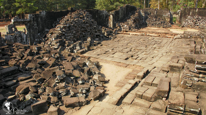 Tomo Baranausko nuotr./Kai kurios Angkoro Šventyklos vietos primena paprasčiausią akmenų krūvą: įtaką daro laikas ir lankytojai.
