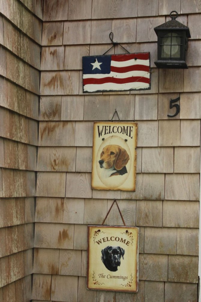 T & G nuotr./Įeinant į namus pasitinka ant lauko sienos iškabintos šeimininkės šunų fotografijos.