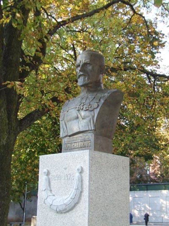 Patriotai.lt nuotr./2008 metų rudenį Kaune, Vytauto Didžiojo karo muziejaus sodelyje, pastatytas P.Plechavičiui skirtas paminklas.