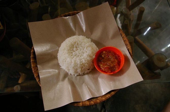 V.Panovaitės nuotr./Ryžiai su „sambal“ padažu. Kai kurios kavinės net nesivargina maistą patiekti lėkštėse – jis patiekiamas ant popieriaus.