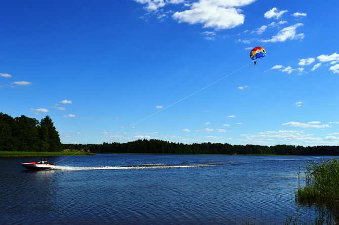 Anykščių turizmo informacijos centro/Vilandos Reikalienės nuotr./Virš Nevėžos ežero – parašiutu
