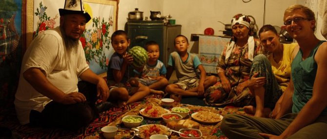 Živilės Necejauskaitės/Gyčio Celencevičiaus nuotr./Vakarienė su šeima Pietų Kirgizijoje 