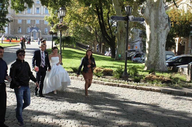 Vaido Mikaičio nuotr./Vienos iš daugelio vestuvių prie Odesos rotušės