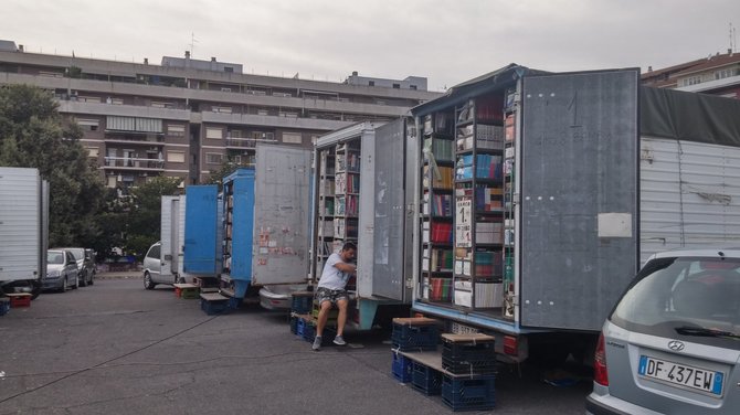 B.Jurkevičiūtės nuotr./Naudoti vadovėliai parduodami iš tokių vagonėlių