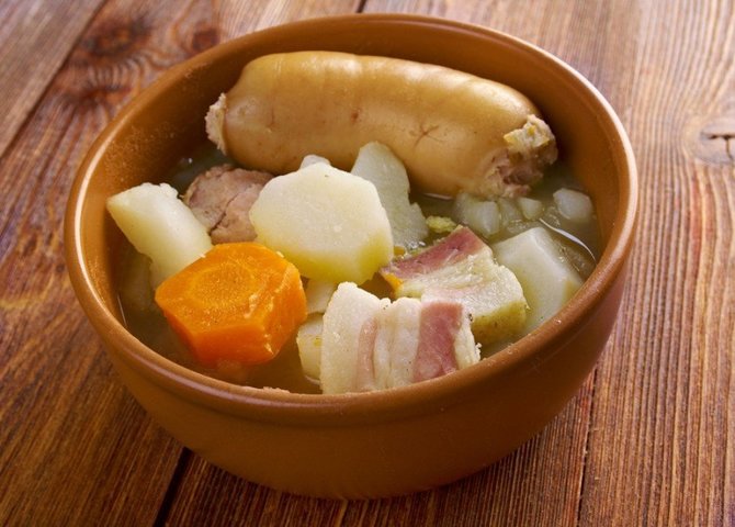 123rf.com/Tradicinis dubliniečių patiekalas – kiaulienos dešrelė su bulvėmis ir svogūnais