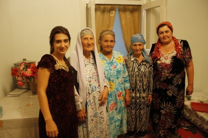 Asmeninės nuotr./Uzbekų moterys su tradiciniais rūbais