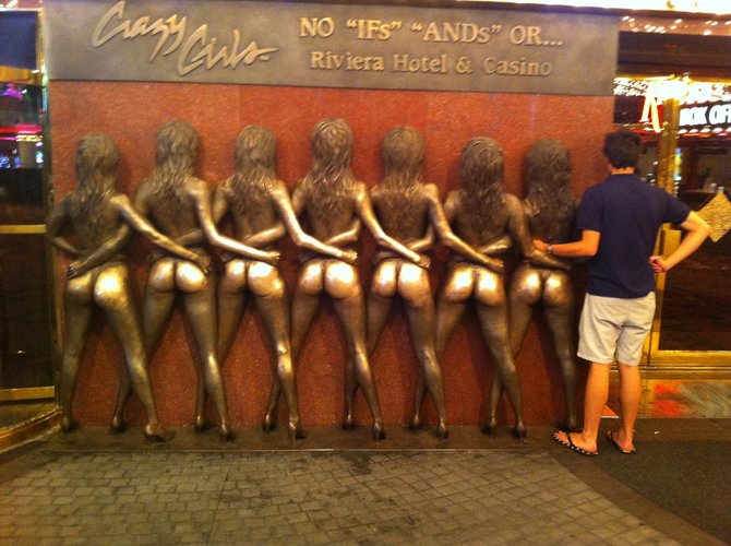 123rd.com nuotr./Pakvaišusių merginų skulptūra Las Vegase