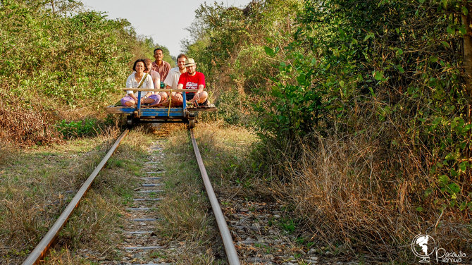 Tomo Baranausko ( „Pasaulio piemuo“) nuotr./Pasivažinėti „mediniu traukiniu“ galima Kambodžoje