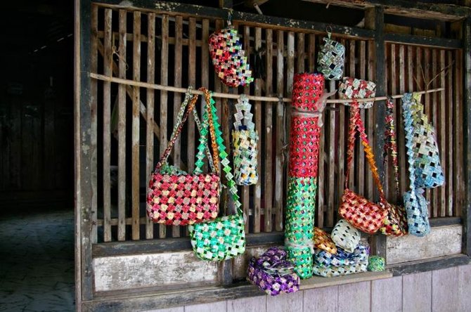 Viktorijos Panovaitės nuotr./Sikonyer kaime žmonės stengiasi papildomai užsidirbti, gamindami krepšius iš plastikinių šiukšlių maišelių.