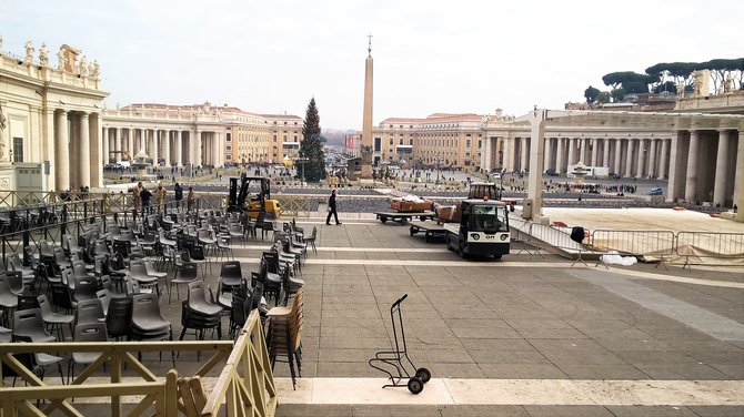 Pauliaus Jurkevičiaus nuotr./Šv. Petro aikštėje – paskutiniai pasiruošimai iškilmingai Šventųjų metų inauguracijai